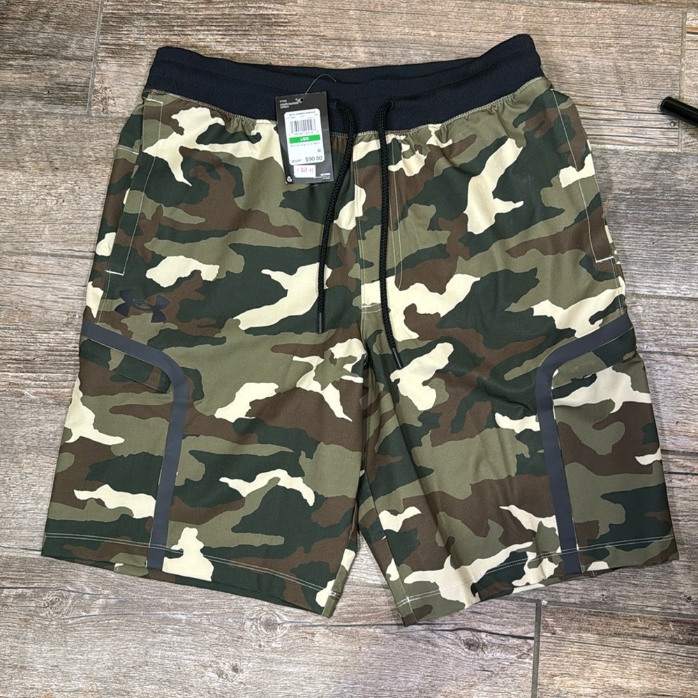 Under armor camo shorts size large new with tags